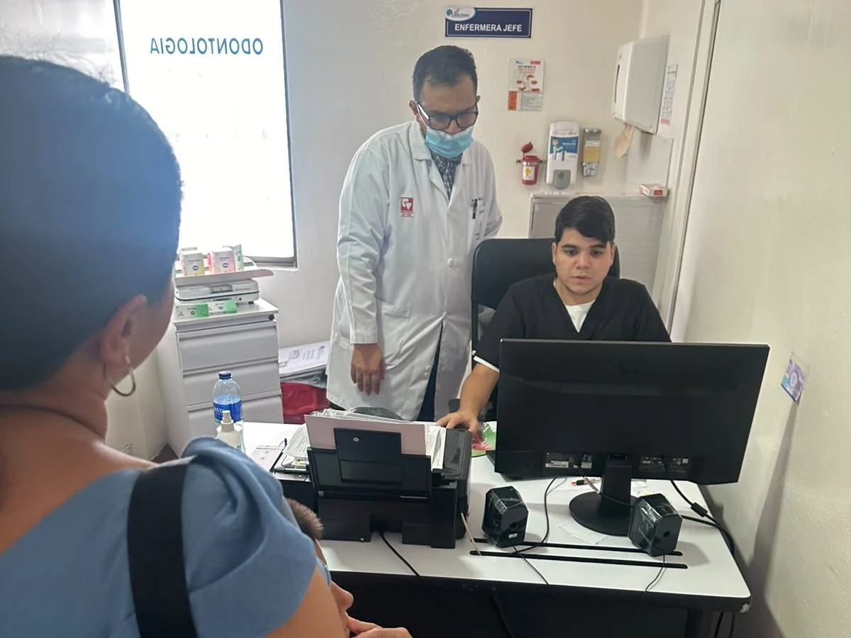Equipo de atención primaria orientando a una paciente
