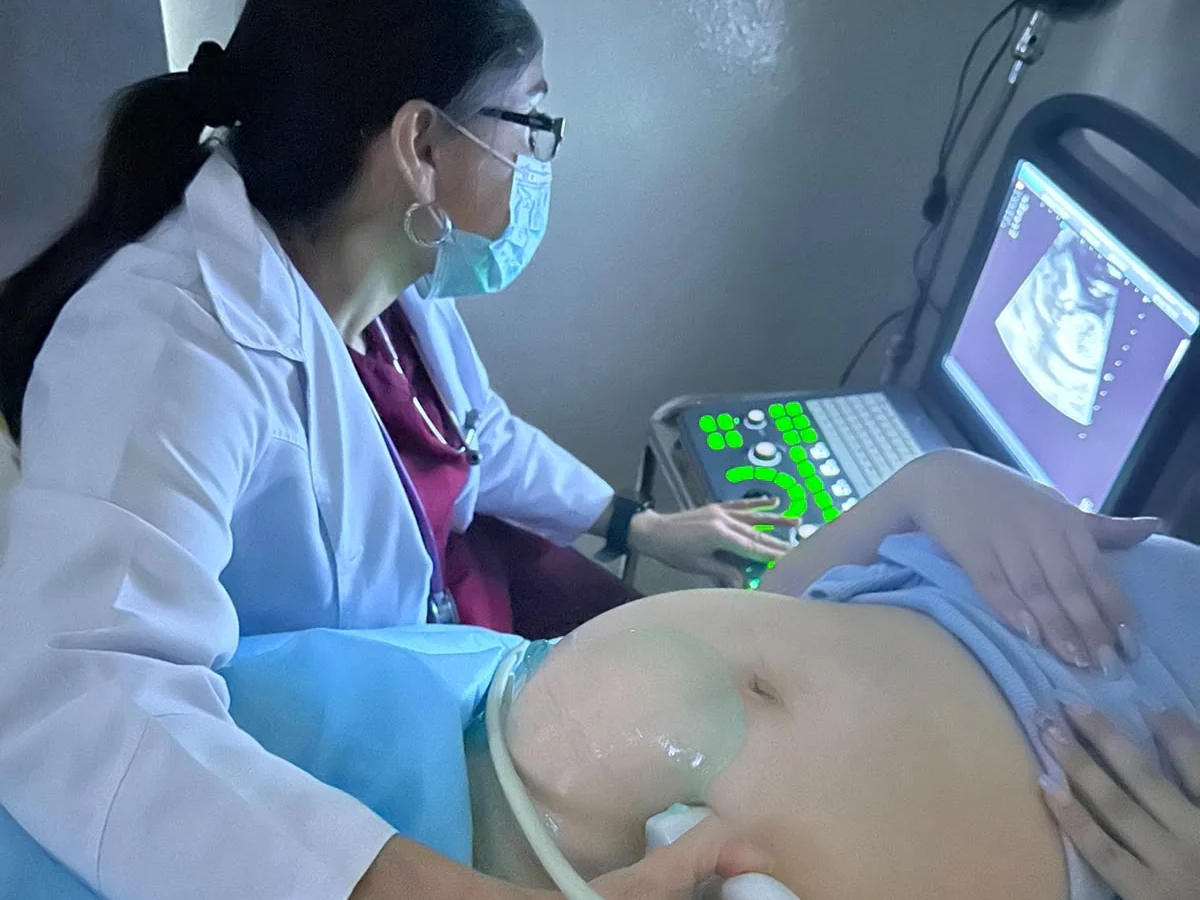 Profesional realizando ecografía ginecológica
