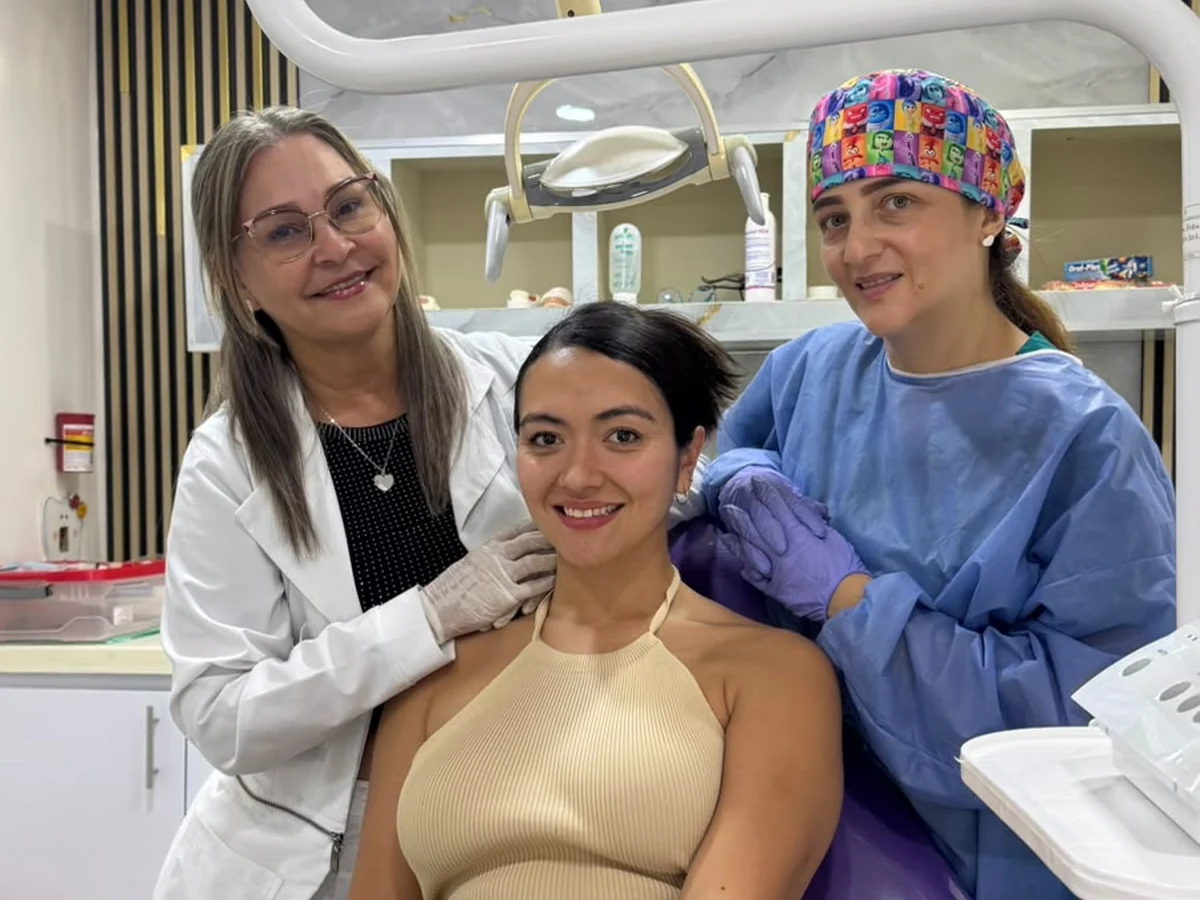 Paciente acompañada por profesionales de odontología en IPS Medic Ginebra