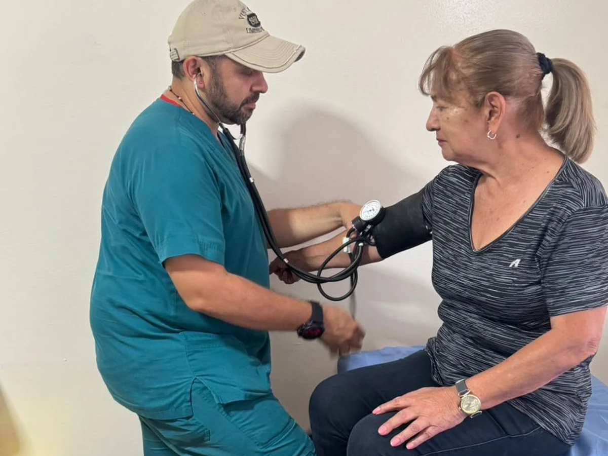 Profesional de la IPS tomando la presión arterial de una paciente