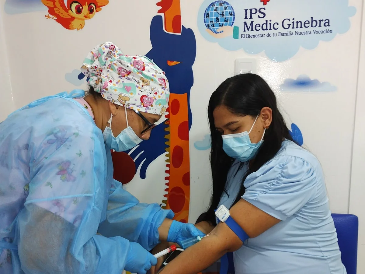 Profesional de IPS Medic Ginebra tomando una muestra de sangre